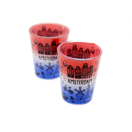 Set aus zwei Schnapsgläsern mit typisch holländischen Symbolen und dem Text Amsterdam auf einem Glas mit rot-weiß-blauem Hintergrund