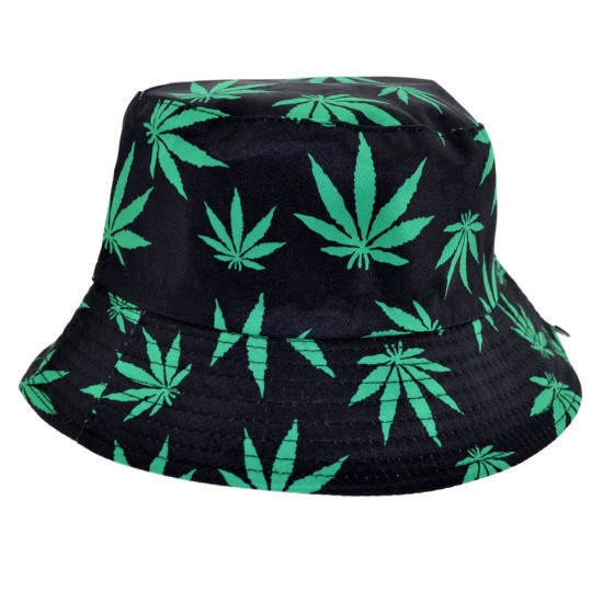 Schwarzer Fischerhut mit einer Verzierung aus grünen Cannabisblättern. Ein gut schützender Fischerhut mit Cannabis-Aufdruck.