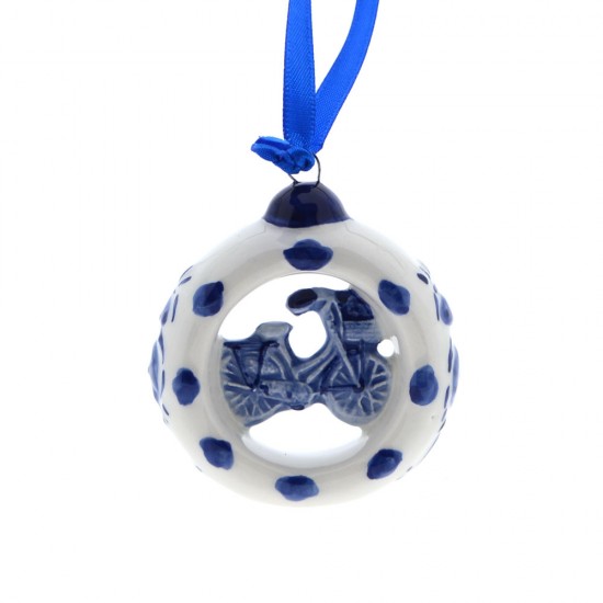 This Delft Blue ceramic Christmas ornament features an elegant ring with a bicycle, bringing a touch of Holland to the festive atmosphere.