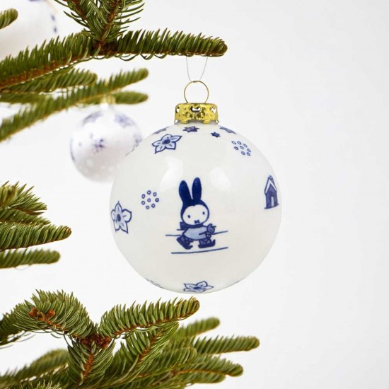 Decorate your Christmas tree with this Miffy Christmas ornament in classic Delft Blue. This beautiful 7 cm ceramic ornament combines Dutch tradition with the timeless simplicity of Miffy, Dick Bruna's beloved bunny. The Christmas ornament shows Miffy in a Decorate your Christmas tree with this Miffy Christmas ornament in classic Delft Blue. This beautiful 7 cm ceramic ornament combines Dutch tradition with the timeless simplicity of Miffy, Dick Bruna's beloved bunny.