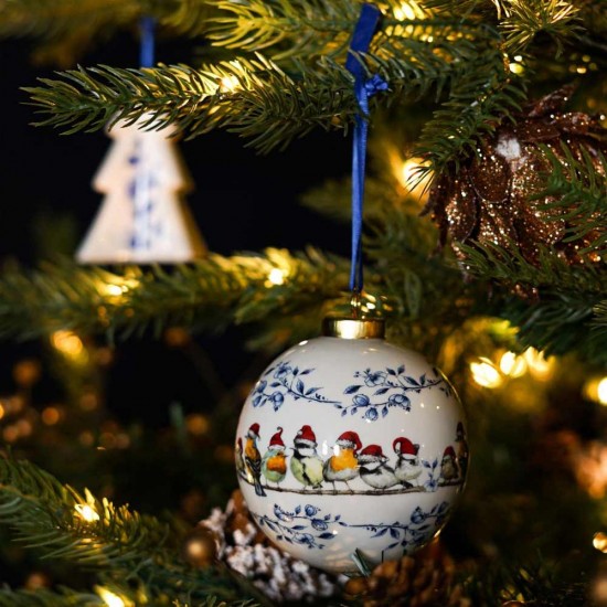 Dieses Weihnachtsornament aus Keramik ist rundum mit einem Delfter Blau-Zweig voller festlicher Waldvögel mit roten Weihnachtsmannmützen verziert. Das Weihnachtsornament hat ein blaues Band zum Aufhängen. Es passt perfekt an den Weihnachtsbaum, ist aber a Dieses Weihnachtsornament aus Keramik ist rundum mit einem Delfter Blau-Zweig voller festlicher Waldvögel mit roten Weihnachtsmannmützen verziert
