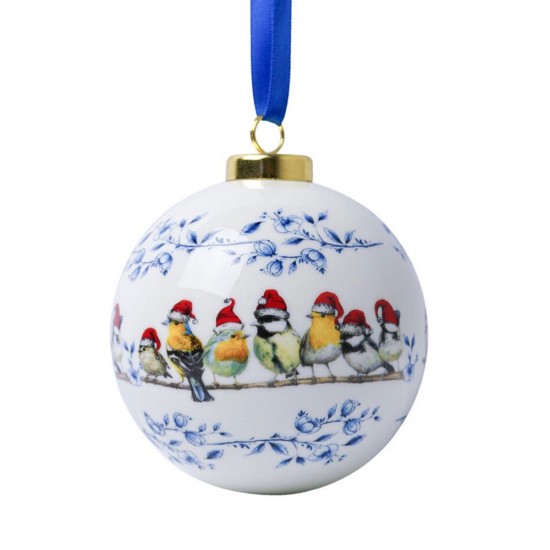 Dieses Weihnachtsornament aus Keramik ist rundum mit einem Delfter Blau-Zweig voller festlicher Waldvögel mit roten Weihnachtsmannmützen verziert. Das Weihnachtsornament hat ein blaues Band zum Aufhängen. Es passt perfekt an den Weihnachtsbaum, ist aber a Dieses Weihnachtsornament aus Keramik ist rundum mit einem Delfter Blau-Zweig voller festlicher Waldvögel mit roten Weihnachtsmannmützen verziert