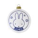 Schmücken Sie Ihren Weihnachtsbaum mit diesem atemberaubenden diskusförmigen Weihnachtsornament aus der Royal Delft Miffy Kollektion. Dieses Ornament ist ein wahres Kunstwerk, das Tradition, Handwerkskunst und Verspieltheit auf subtile Weise vereint.