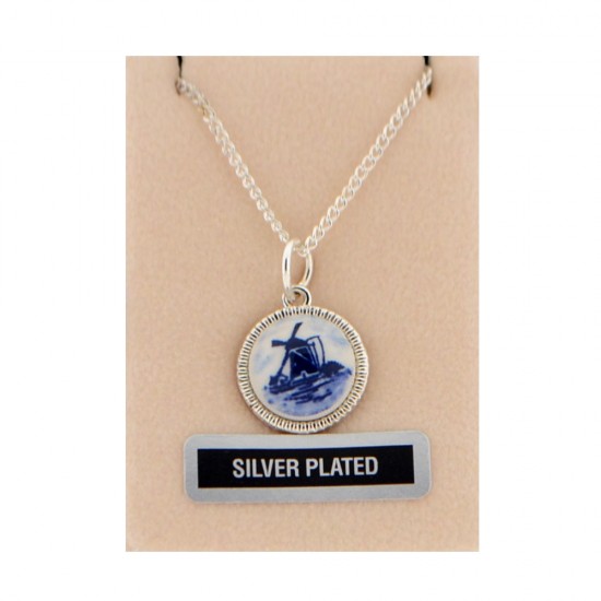 Halskette mit einem runden Delfter Blau-Tropfen. Der versilberte Anhänger hat einen runden Delfter Blaustein, der mit einer Mühle in einer Landschaft verziert ist und von einem versilbertev Rand umgeben ist.