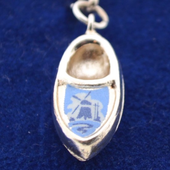 Halskette mit Clog-Anhänger. Der Charm besteht aus 925er Sterlingsilber und ist mit einer Mühle in einer Landschaft im Delfter Blau-Stil verziert