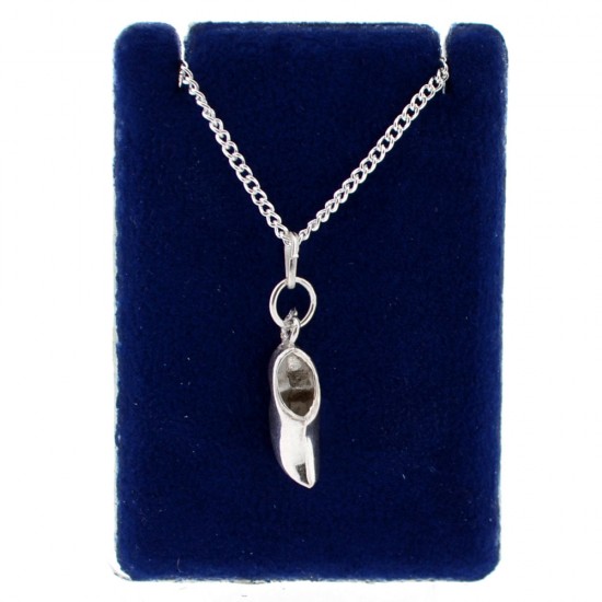 Halskette mit einem Holzschuhanhänger. Der Anhänger ist aus 925er Sterlingsilber. Ein schönes Schmuckstück mit einem niederländischen Symbol, verpackt in einer Schmuckschatulle. Ein schönes Geschenk zum Verschenken oder Beschenktwerden. Halskette mit einem Holzschuhanhänger. Der Anhänger ist aus 925er Sterlingsilber.