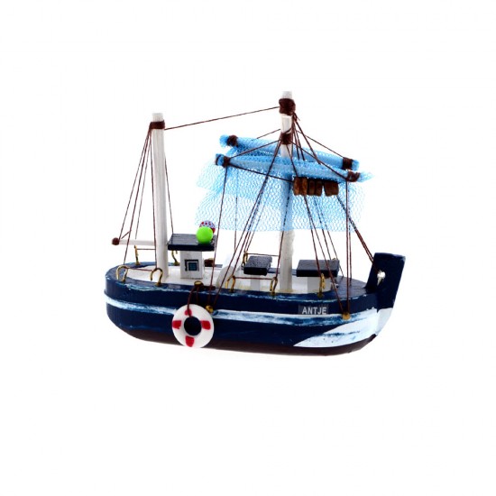 Kleines Modell eines Antje-Fischerboots. Aufgrund seiner charakteristischen Merkmale ist dieser Fischkutter bei Sammlern von Miniaturschiffen sehr beliebt.