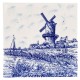 Delfter blaue Fliese mit einem Dekor des Gemäldes „Die Mühle bei Wijk bij Duurstede“ des niederländischen Malers Jacob van Ruisdael. Wunderschön dekorierte originale Delfter Blau-Dekorfliese. 