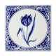 Fliese mit Delfter Blaudekor eine Tulpe, eingefasst mit Delfter Blumendekor. Eine schöne, robuste Fliese aus Delfter Blau-Steingut.