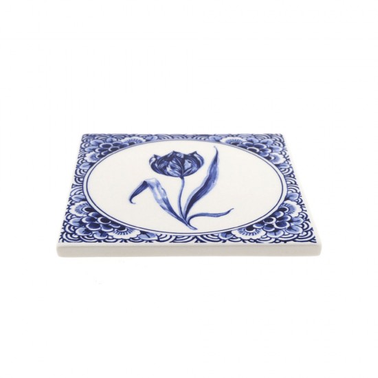 Fliese mit Delfter Blaudekor eine Tulpe, eingefasst mit Delfter Blumendekor. Eine schöne, robuste Fliese aus Delfter Blau-Steingut.
