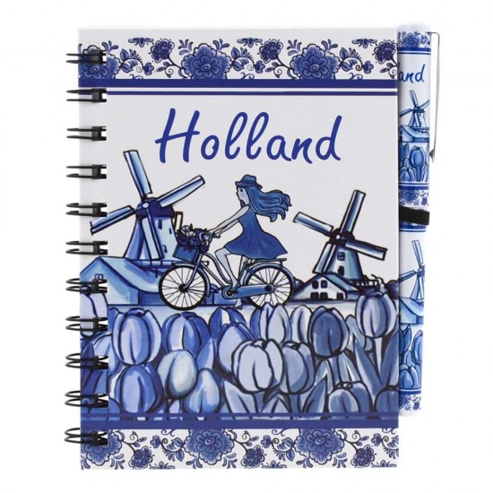 Set mit Notizbuch und Kugelschreiber mit typisch niederländischen Symbolen in wunderschönem Delft-Blau-Dekor. Ein handliches Büchlein mit 55 doppelseitig linierten Seiten. Set mit Notizbuch und Kugelschreiber mit typisch niederländischen Symbolen in wunderschönem Delft-Blau-Dekor.