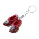Schlüsselanhänger mit roten Holzschuhen (4 cm). Die Schuhe sind mit Blumen, einer Windmühle in einer typisch niederländischen Landschaft und dem Text „Holland“ verziert. Ideal für Schlüssel, Taschen oder als dekoratives Accessoire.