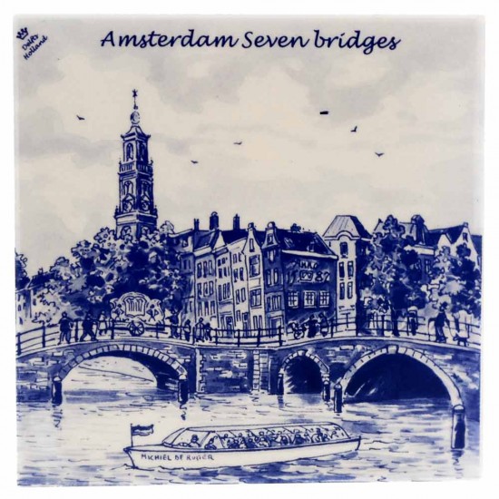 Glasierte Delft-Blau-Steingutfliese aus einer niederländischen Steingutfabrik. Mit einer Abbildung „der sieben Brücken“ in Amsterdam und dem Text: Amsterdam Seven Bridges. Limitierte Auflage, beschränkte Auflage.