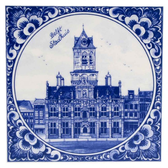 Delfter blaue Fliese mit einem Bild des Rathauses in Delft in der niederländischen Provinz Südholland. Das Rathaus aus dem Jahr 1200 wurde nach einem Brand im Jahr 1618 um 1620 nach einem Entwurf von Hendrick de Keyser renoviert und ist das älteste Gebäud