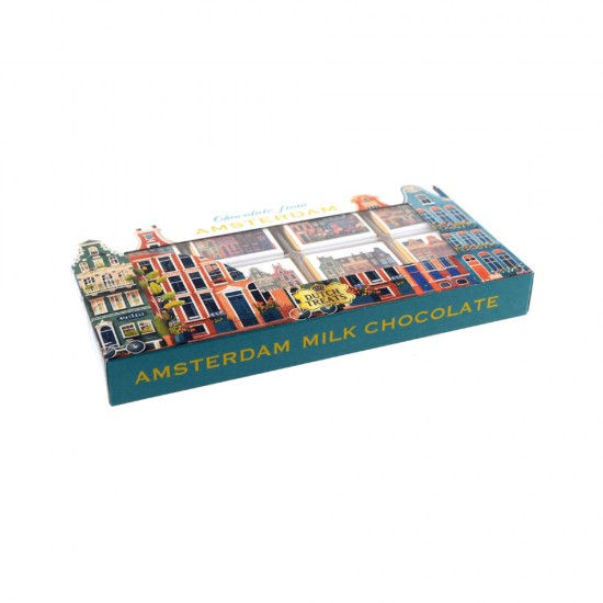 Geschenkdoosje met transparant venster, gevuld met 20 vierkante Napolitain melkchocolaatjes. Elk stukje is elegant verpakt in luxe goudfolie met een gekleurde tegeltjes wikkel met daarop diverse Amsterdamse grachtenhuisjes. Een stijlvol cadeau en heerlijk Geschenkdoosje met transparant venster, gevuld met 20 vierkante Napolitain melkchocolaatjes. Elk stukje is elegant verpakt in luxe goudfolie met een gekleurde tegeltjes wikkel met daarop diverse Amsterdamse grachtenhuisjes.