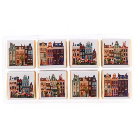 Geschenkdoosje met transparant venster, gevuld met 20 vierkante Napolitain melkchocolaatjes. Elk stukje is elegant verpakt in luxe goudfolie met een gekleurde tegeltjes wikkel met daarop diverse Amsterdamse grachtenhuisjes. Een stijlvol cadeau en heerlijk Geschenkdoosje met transparant venster, gevuld met 20 vierkante Napolitain melkchocolaatjes. Elk stukje is elegant verpakt in luxe goudfolie met een gekleurde tegeltjes wikkel met daarop diverse Amsterdamse grachtenhuisjes.