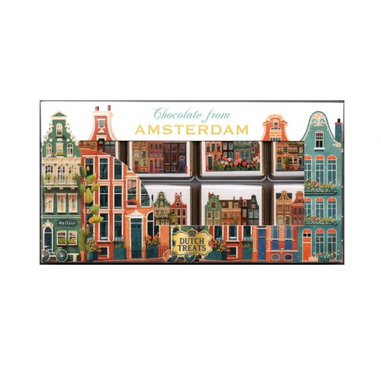 Geschenkdoosje met transparant venster, gevuld met 20 vierkante Napolitain melkchocolaatjes. Elk stukje is elegant verpakt in luxe goudfolie met een gekleurde tegeltjes wikkel met daarop diverse Amsterdamse grachtenhuisjes. Een stijlvol cadeau en heerlijk Geschenkdoosje met transparant venster, gevuld met 20 vierkante Napolitain melkchocolaatjes. Elk stukje is elegant verpakt in luxe goudfolie met een gekleurde tegeltjes wikkel met daarop diverse Amsterdamse grachtenhuisjes.