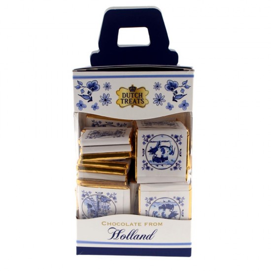 Delfter Blau-Geschenkbox mit transparentem Fenster, gefüllt mit quadratischen neapolitanischen Milchschokoladen. Jedes Stück ist elegant in luxuriöser Goldfolie mit Delfter Blau-Fliesen-Verpackung verpackt