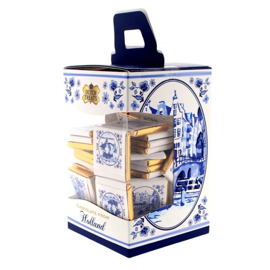 Delfter Blau-Geschenkbox mit transparentem Fenster, gefüllt mit quadratischen neapolitanischen Milchschokoladen. Jedes Stück ist elegant in luxuriöser Goldfolie mit Delfter Blau-Fliesen-Verpackung verpackt
