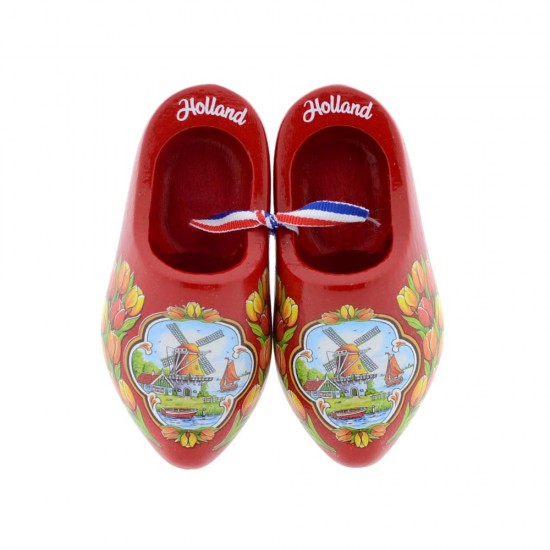 Ein Paar rote Holzschuhe, in Farbe verziert mit einer Windmühle in einer typisch holländischen Landschaft und Tulpen mit dem Text Holland am Rand