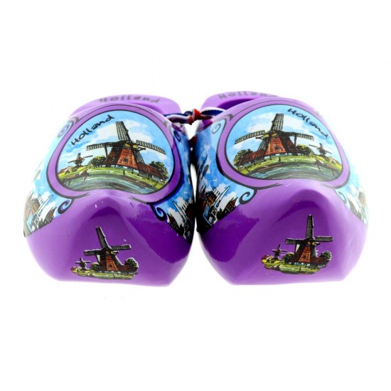 Ein Paar lila Holzschuhe, in Farbe verziert mit einer Windmühle in einer typisch holländischen Landschaft und Tulpen mit dem Text Holland am Rand