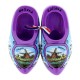 Ein Paar lila Holzschuhe, in Farbe verziert mit einer Windmühle in einer typisch holländischen Landschaft und Tulpen mit dem Text Holland am Rand