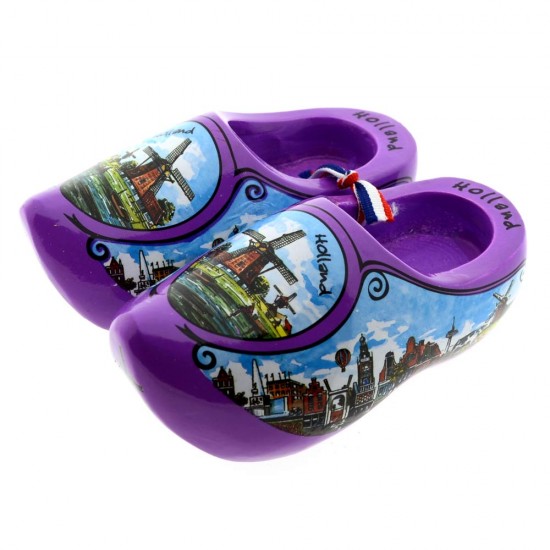 Ein Paar lila Holzschuhe, in Farbe verziert mit einer Windmühle in einer typisch holländischen Landschaft und Tulpen mit dem Text Holland am Rand