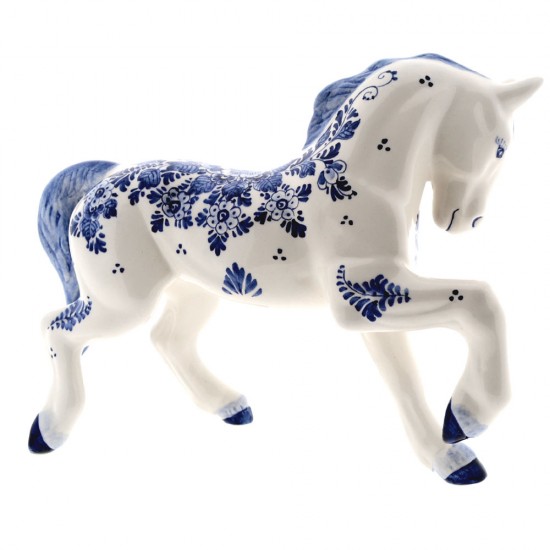 Delfter blaues Pferd, dekoriert mit klassischem Delfter Blumendekor. Diese wunderschöne Pferd aus der M. de Wit-Kollektion ist komplett handbemalt und wird in einem niederländischen Töpferatelier hergestellt