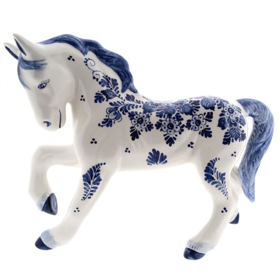 Delfter blaues Pferd, dekoriert mit klassischem Delfter Blumendekor. Diese wunderschöne Pferd aus der M. de Wit-Kollektion ist komplett handbemalt und wird in einem niederländischen Töpferatelier hergestellt