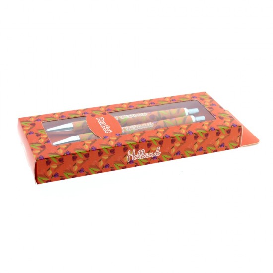 Set aus zwei orange Stiften mit Tulpendesign in einer Geschenkbox mit transparentem Fenster. Schönes Holland-Souvenir mit Tulpenmotiv. Set aus zwei orange Stiften mit Tulpendesign in einer Geschenkbox mit transparentem Fenster
