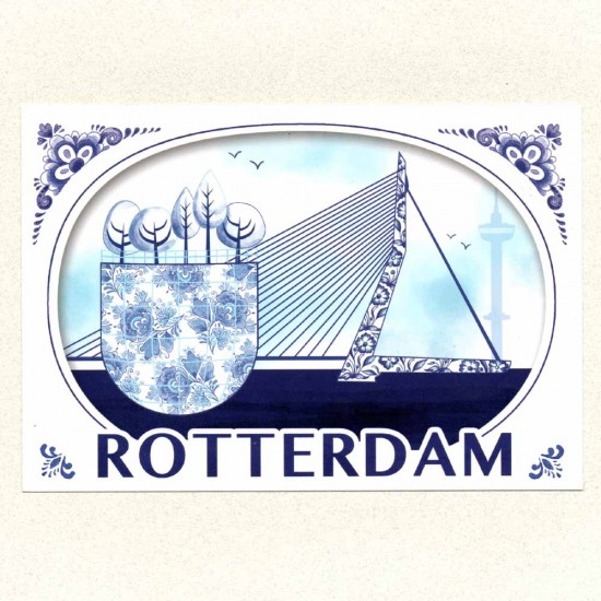 Diese stilvolle Postkarte im Delfter Blau-Design vereint die modernen Wahrzeichen Rotterdams in einem klassischen niederländischen Stil. Die Karte zeigt die imposante Erasmusbrücke, den ikonischen Dakpark und den Euromast, ergänzt durch den Schriftzug „Ro