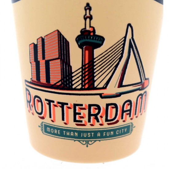 Borrelglaasje rondom in kleur gedecoreerd met de skyline van Rotterdam en de tekst: enjoy the city - Rotterdam - more than just a fun city.