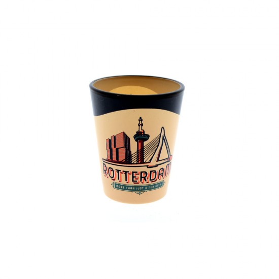 Borrelglaasje rondom in kleur gedecoreerd met de skyline van Rotterdam en de tekst: enjoy the city - Rotterdam - more than just a fun city.