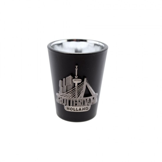Mattschwarzes Schnapsglas mit einem Metallabzeichen mit der Skyline von Rotterdam und dem Text Rotterdam – Holland. Ein beliebtes modernes Rotterdam-Holland-Souvenir