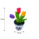 Miniatur-Blumentopf aus Keramik in Delfter Blau mit flexiblen farbigen Tulpen