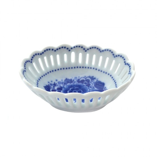 Klein opengewerkt ovaal schaaltje met Delfts blauwe bloemen decoratie