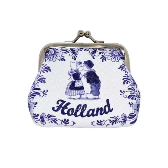 Small purse with a kissing couple and the text Holland in Delft blue style