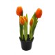 5 orangefarbene Real Touch-Tulpen in einem Topf. Diese Tulpen sind praktisch nicht von echten Tulpen zu unterscheiden und haben das Aussehen und die Haptik echter Tulpen
