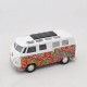 Een kleurrijk nostalgisch Volkswagen camper busje uit de jaren 60. Deze camper is versierd rode tulpen en de tekst Holland.