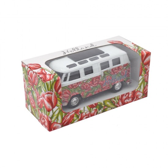 Een kleurrijk nostalgisch Volkswagen camper busje uit de jaren 60. Deze camper is versierd rode tulpen en de tekst Holland.