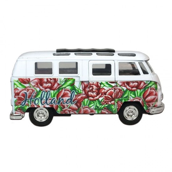 Een kleurrijk nostalgisch Volkswagen camper busje uit de jaren 60. Deze camper is versierd rode tulpen en de tekst Holland.