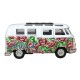 Een kleurrijk nostalgisch Volkswagen camper busje uit de jaren 60. Deze camper is versierd rode tulpen en de tekst Holland.