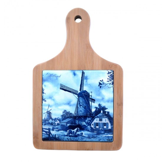 Käsebrett aus Holz mit einer eingelegten delfter blauen Kachel von 15 x 15 cm mit einem Gemälde von J. C. van Hunnik einer nostalgischen typisch holländischen Landschaft