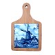 Käsebrett aus Holz mit einer eingelegten delfter blauen Kachel von 15 x 15 cm mit einem Gemälde von J. C. van Hunnik einer nostalgischen typisch holländischen Landschaft