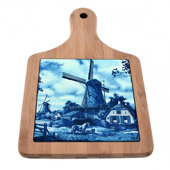 Käsebrett aus Holz mit einer eingelegten delfter blauen Kachel von 15 x 15 cm mit einem Gemälde von J. C. van Hunnik einer nostalgischen typisch holländischen Landschaft