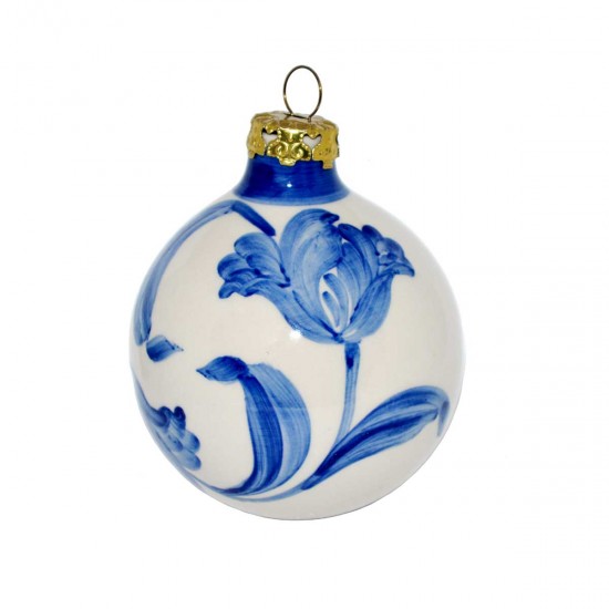 Weihnachtskugel aus Keramik mit blauer Tulpe. Origineller Christbaumschmuck mit moderner Delfter Blau-Dekoration