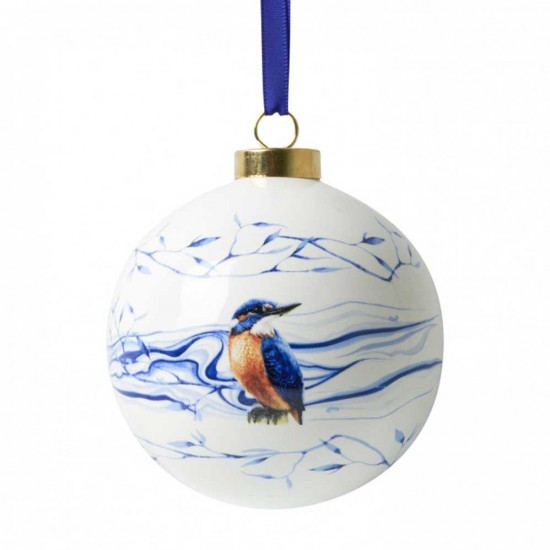 Weihnachtskugel aus weißem Delfter Blau, wunderschön verziert mit einem sehr detaillierten Eisvogel in Farbe und Zweigen in Delfter Blau