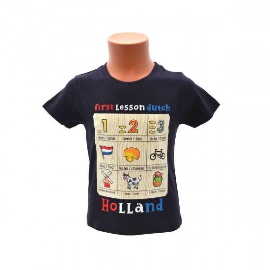 Ein spezielles Holland-T-Shirt für Kinder. Das Shirt ist mit einer Lesetafel mit Übersetzung verschiedener typisch niederländischer Symbole bedruckt