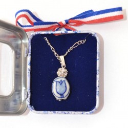 Necklace delft blue tulip rhinestones in souvenir tin Necklace delft blue tulip rhinestones in souvenir tin
