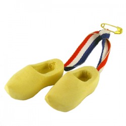 Klompjes blank 4 cm aan lint met broche speldje Klompjes blank 4 cm aan lint met broche speldje